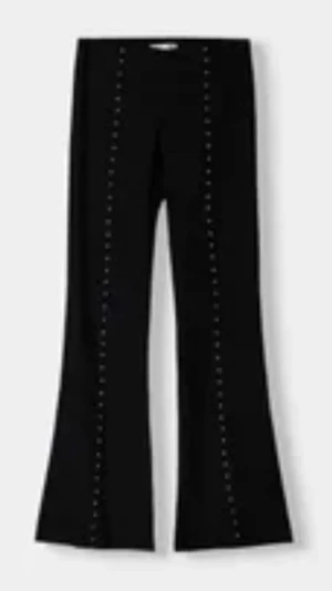 Festbyxor  - Snygga svarta  byxor med diamanter/stenar längs benen. Bershka strl S💕