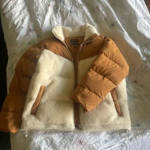 Ny Billabong pufferjacka  - Aldrig använd, extra varm Billabong pufferjacka med två fodrade fickor med dragkedjor. Perfekt för minusgrader.