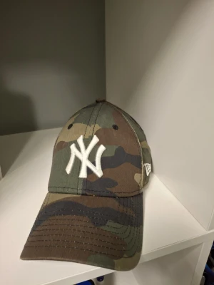 Ny camo keps  - Nyc camo keps av new era