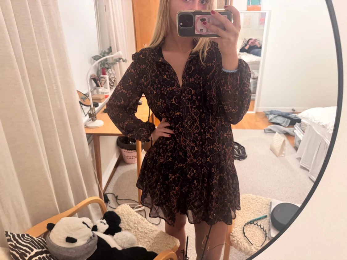 Mörk mönstrad kortklänning med volang