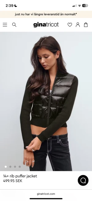 Svart quiltad dunväst från Gina Tricot - Snygg svart cardigan från Gina Tricot med quiltad framsida och ribbade detaljer. Västen har två fickor framtill och dragkedja hela vägen upp. Perfekt att styla över en långärmad tröja för en cool look.