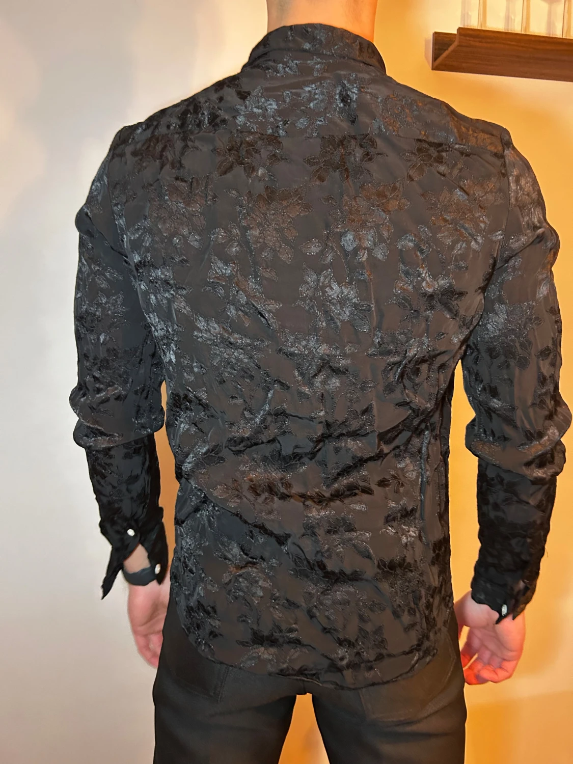 Svart blommig skjorta med knappar - 1