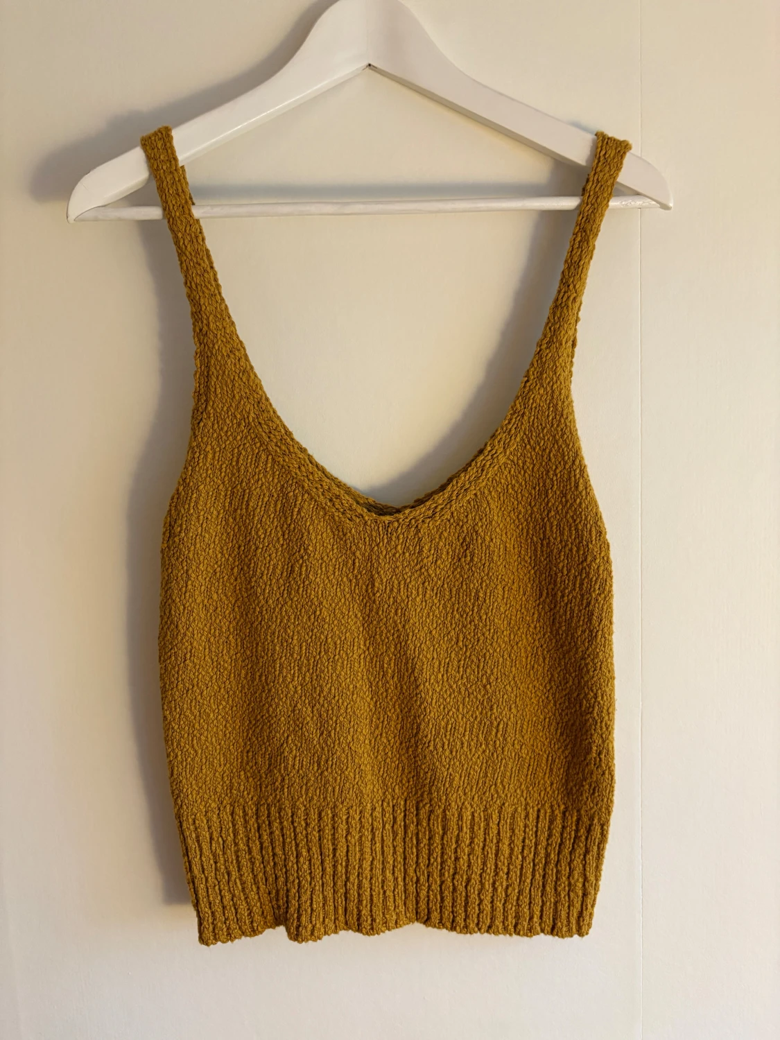 Senapsgul stickad linnetopp från Lindex