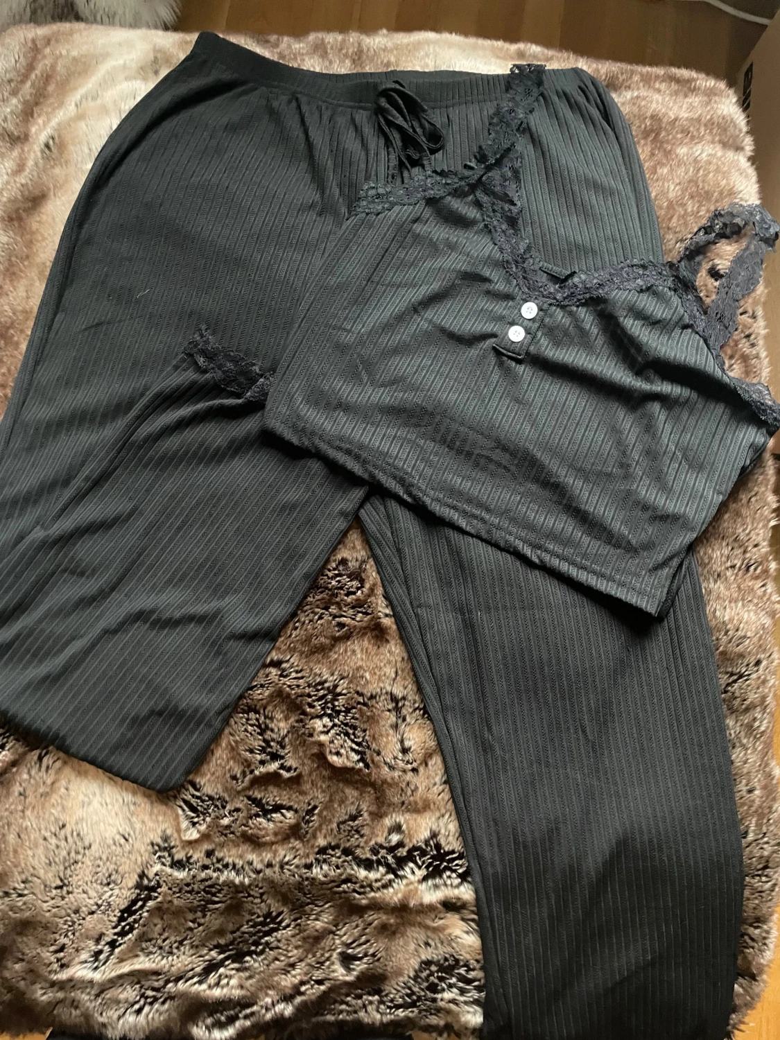 Svart ribbad pyjamas set med spets