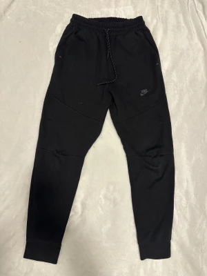 En hel nike tech set‼️ - Svarta mjukisbyxor från Nike i storlek S. Byxorna har elastisk midja med snörning, ribbade muddar vid benslut och två sidofickor. Materialet är mjukt och bekvämt, perfekt för chill eller träning. Diskret Nike-logga på vänster lår. ‼️Om man vill bara köpa tröjan eller byxorna så blir det 120kr styck men om man vill köpa båda blir det 200kr sammanlagt för båda‼️Turkiet