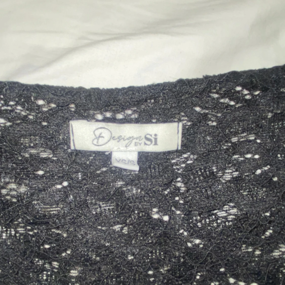 Svart spetsblus med knyt från Design by Si - 1