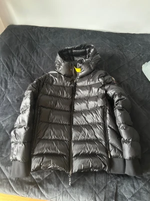 Parajumper pharell sheen Vinterjacka - Säljer en i stort sett helt oanvänd Parajumper pharell sheen dunjacka. Storlek XL men passar även L. Allt og förutom kartong ingår! Nypris ligger runt 6 tusen. Mitt pris: 5 tusen. Bara att höra av dig om du har frågor eller funderingar!😁👍