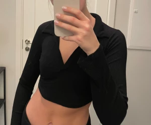 Topp med krage - Jättesnygg croppad topp med v-ringning och krage 🖤