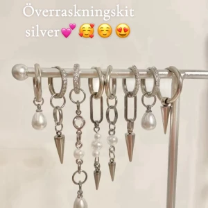Överraskningskit silver🥰 - Julkit innehållande 6 par bästsäljande örhängen, alltså totalt 12 örhängen 💕🥰☺️ Begränsat antal så först i kvarn!!!🎄🎁 350 kr värde 789 kr😍☺️🎄 Kitet innehåller 2 par örhängen som är överraskning och 4 par från bild 2 som man får välja själv 🥰☺️💕 Detta kit innehåller silver örhängen 