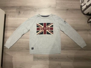 Morris Tröja - Säljer en riktigt snygg Morris tröja för bra pris. Tröjan har inga tecken på skador. Strl S. Hör av er om ni har frågor.