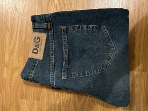 Dolce & Gabbana jeans - Riktigt snygga D&G jeans i straight fit som tyvärr inte kommer till så stor användning då de är aningen små i midjan för mig. Väldigt snygga jeans som jag verkligen önskar passade. 