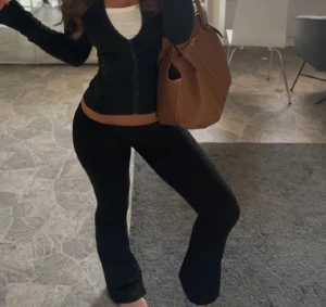 Svarta yoga pants - Säljer ett par svarta yoga pants från gina tricot i storlek xxs, men dom är ganska stretchiga så passar även xs. Endast använda en gång och säljer då dom tyvärr blivit för korta för mig. Pris kan diskuteras🩷