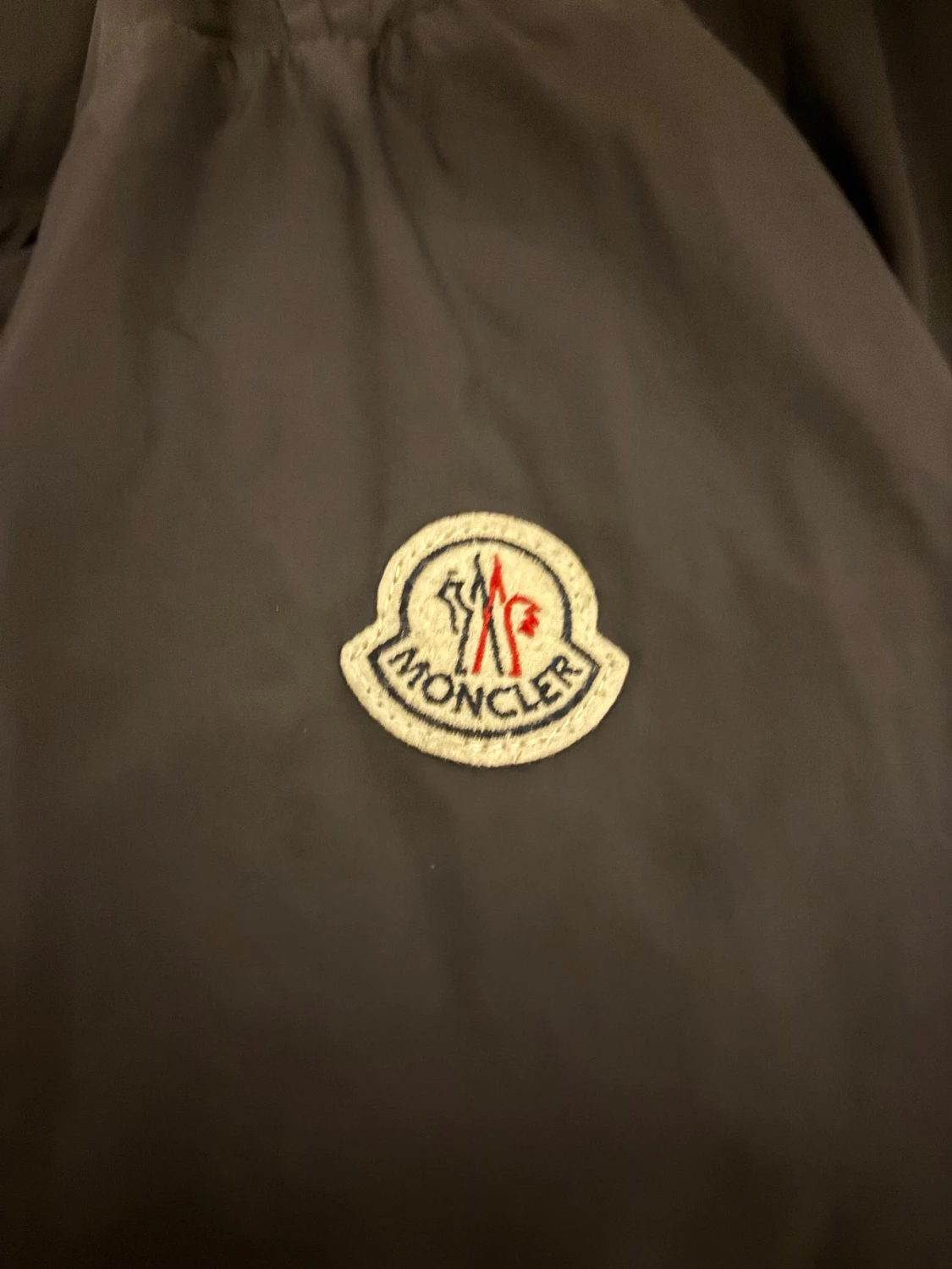 Marinblå vindjacka från Moncler med huva - 5