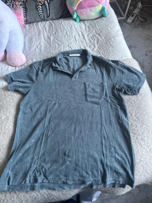 Blå froté t-shirt från A Day’s march - Så fin froté t-shirt från A Day’s march. Perfekt att ha på sommaren!