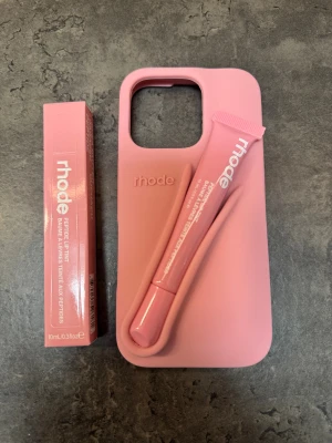 Rhode skal och Lip Tint i rosa - Säljer en Rhode Peptide Lip Tint i färgen rosa. Både skal o läppglans tillkommer . Passar iPhone 16 pro😍😍🎁✨ny skick