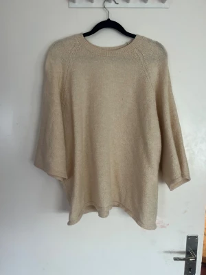 Ljus gul stickad tröja Gina Tricot  - Mysig ljus gul stickad tröja från Gina Tricot i storlek M. Tröjan har rund hals, trekvartsärmar och en loose passform som ger en chill vibe. Perfekt för lager-på-lager under hösten och vintern. Enkel design som funkar till många olika stilar.