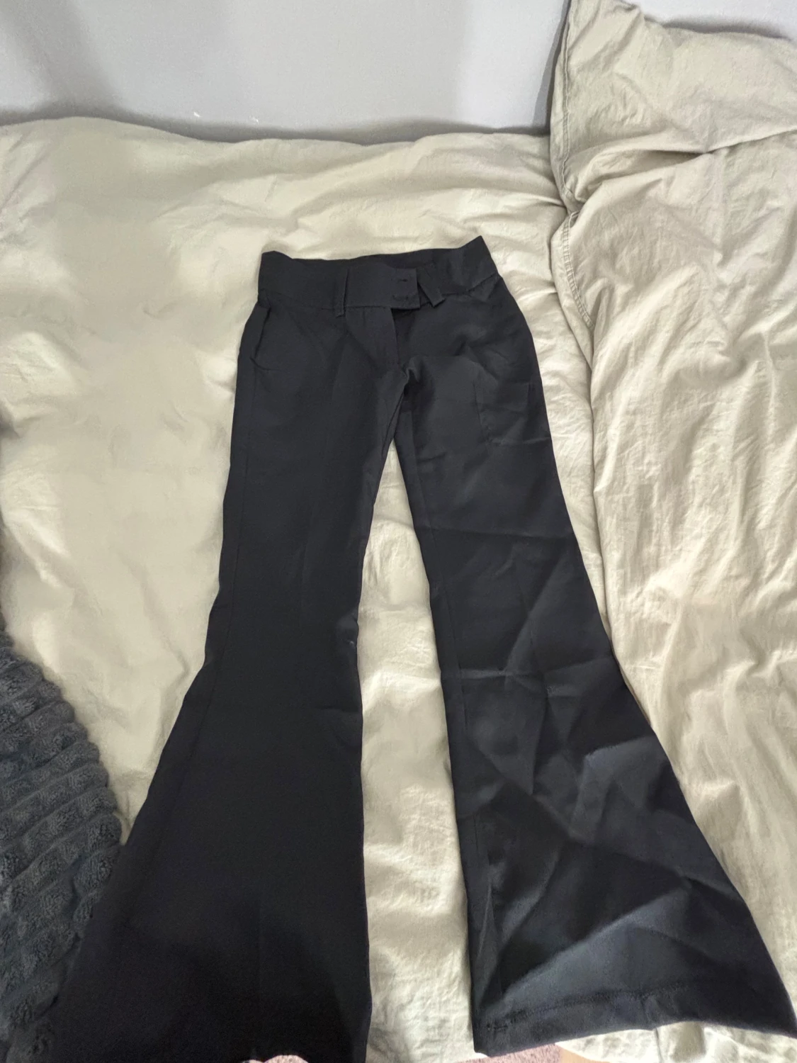 Svarta bootcut-byxor från RYVLS