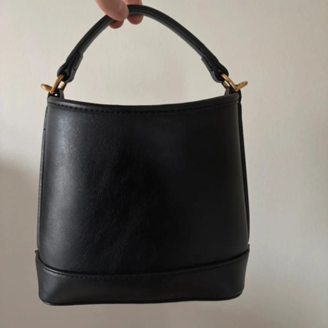 Svart axelväska från mango