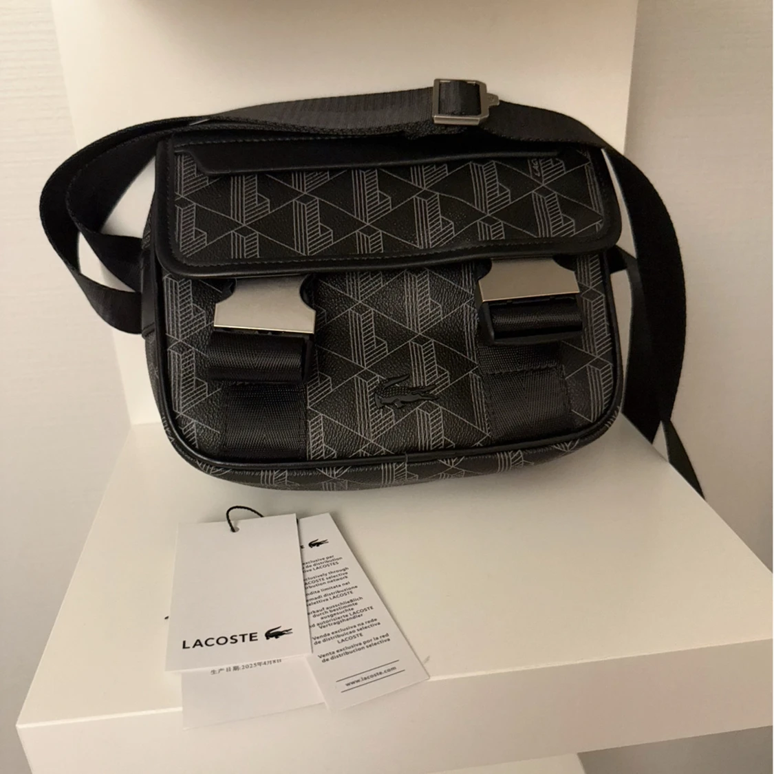 Svart axelväska från Lacoste - 1