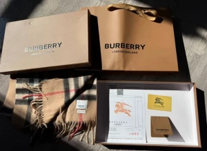 Beige halsduk från Burberry - Oanvänd Beige halsduk från Burberry, 10/10 skick! Kvitto finns, vid intresse eller behov av fler bilder bara att höra av sig. 