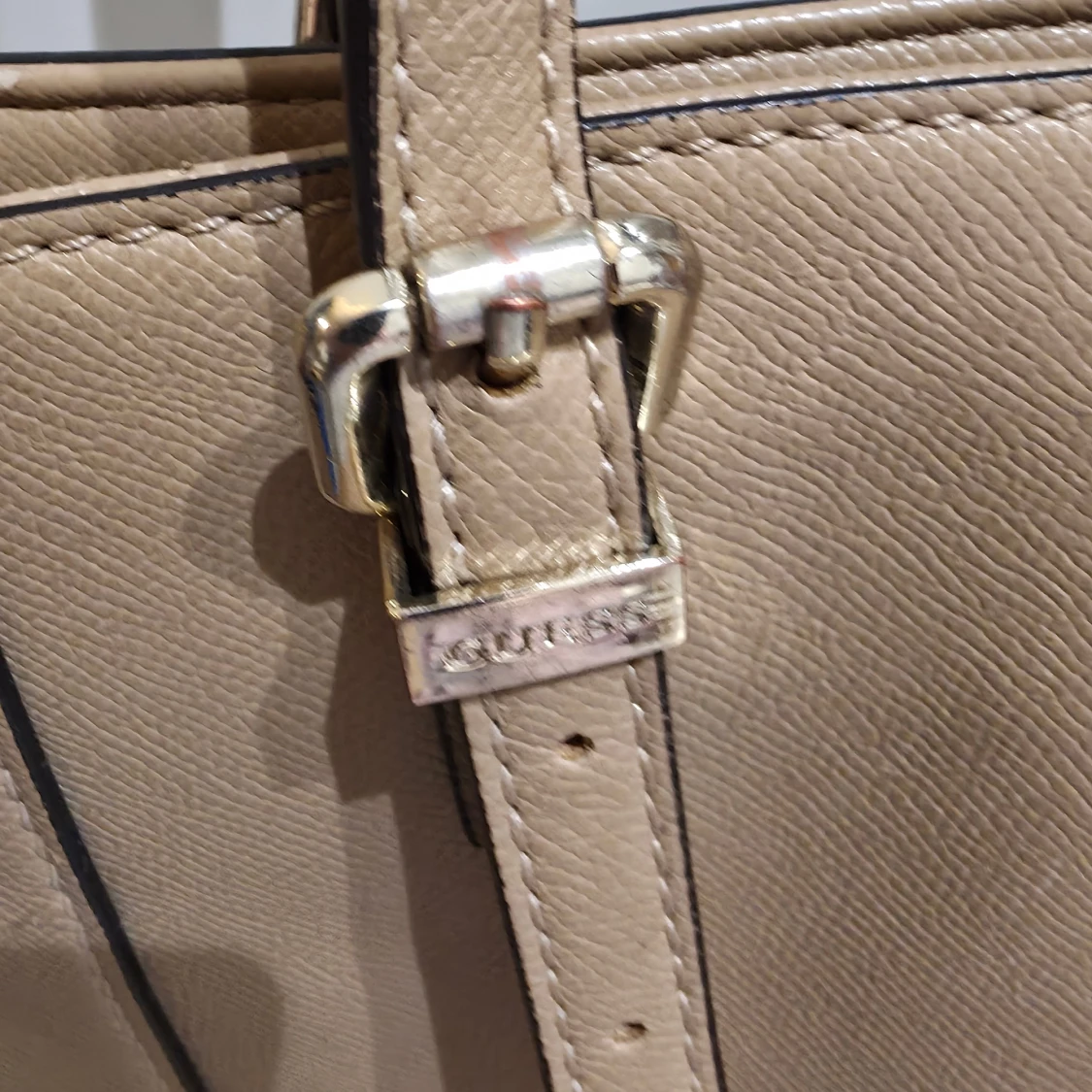 Beige axelväska från Guess - 1