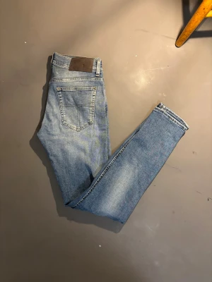 Slim jeans från Tiger of Sweden, blå - Sjukt snygga t/j jeans med tvätt. Passformen är slim. Var inte rädd att kontakta vid frågor.😌