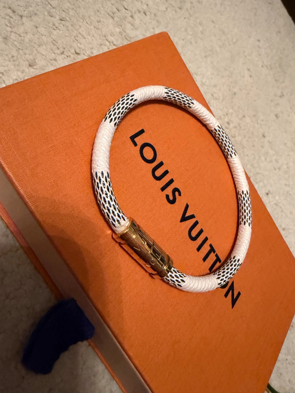  vitt armband med guldspänne - 2