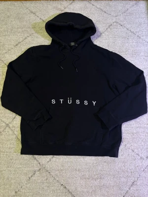Stussy hoodie L - Säljer denna feta Hoodien från Stüssy i storlek L i svart för bara 349. Hoodien har en snygg och unik design. Den är i väldigt fint skick och finns inte mycket tecken på användning.  Den är redo att hitta ett nytt hem! Fråga gärna om ni vill ha fler bilder eller mer information