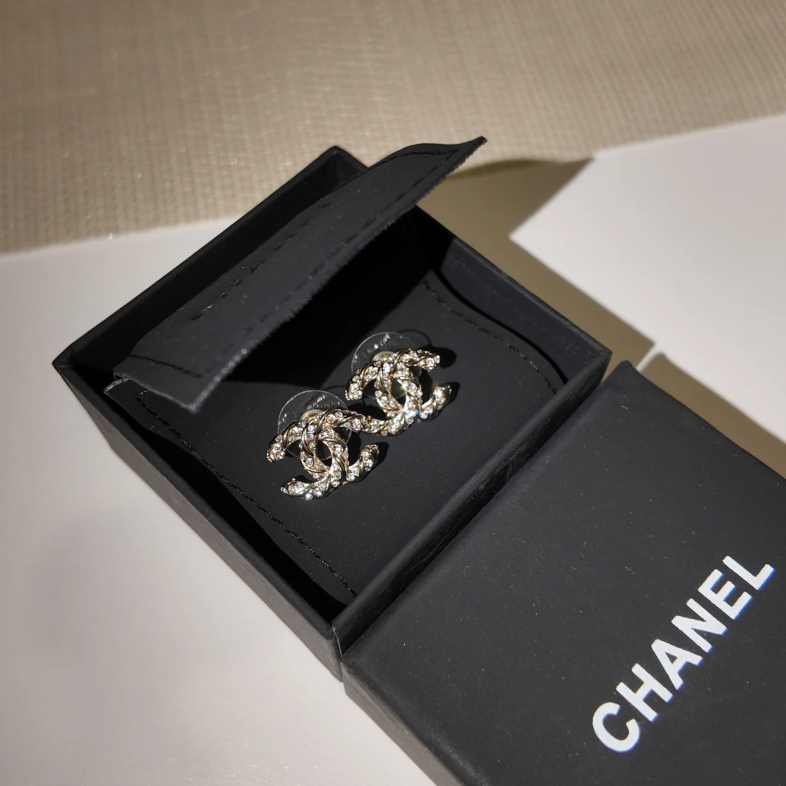 Chanel örhängen med strass