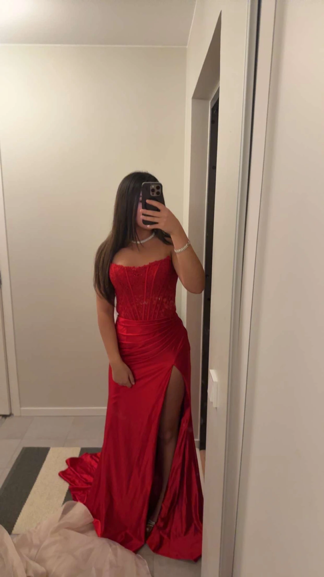 Röd långklänning med spets och slits - 1