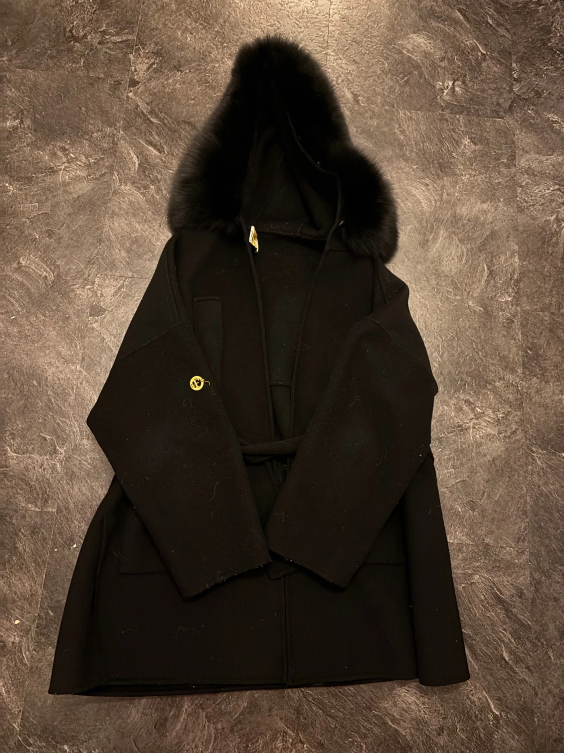 Svart kappa med pälskant från Femenina Of Sweden