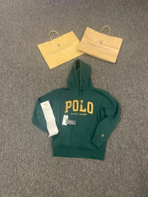 Mörkgrön polo ralph lauren hoodie - Säljer nu min riktigt feta polo ralph lauren hoodie. Tröjan är lite smått använd men är i nyskick utan defekter. Allt og medkommer. Självklart äkta. Hör av dig om du har några frågor🙌