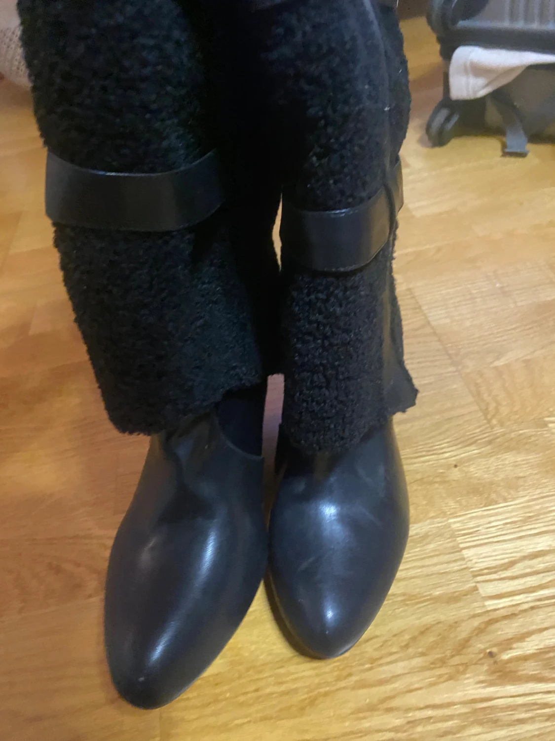 Unika svarta boots med päls och spännen - 1