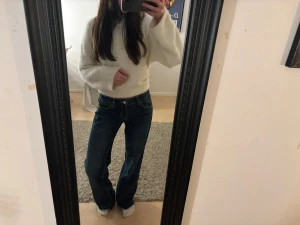 Jeans - Säljer dessa nästan helt oanvända lågmidjade jeans från Zara i storlek 36 midjemått cirka 40 cm, innerbenslängden är cirka 80 cm, är långa på mig som är 164.❤️