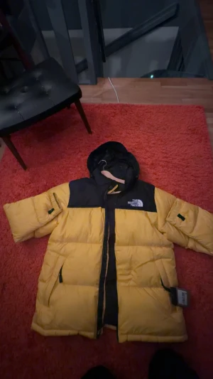 North face jacka  - Säljer en fin helt ny north face vinter jacka, Mycket varm och skön. Säljes pga fel storlek och kan ej göra retur…  det är en us xl