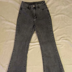 Gråa jeans  - Säljer ett par gråa jeans från Shein i storlek S/36. De är högmidjade och har slits vid benen. Oanvända och i perfekt skick. Sitter jättefint på.🩷