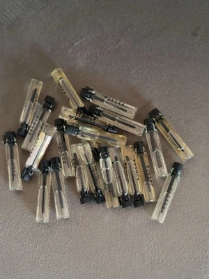 Essnce parfymprover mix - Samling med 22 stycken Essnce parfymprover i små flaskor. Alla är endast doftade på och varje kostar 25 kr styck. Notera att jag säljer alla tillsammans och inte var för sig💗