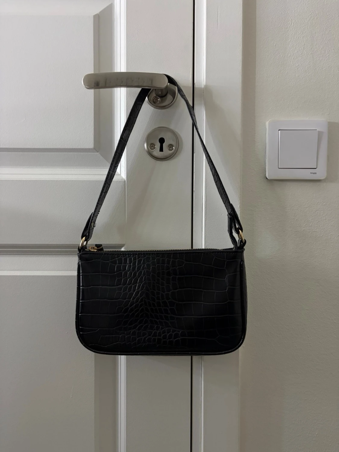 Svart axelväska i crocopräglat skinn