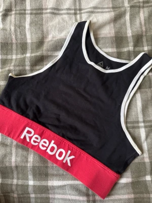 Sport topp från Reebok  - Säljer denna snygga topp pris går att ändra titta gärna in fler plagg på min sida och få bundel rabatt. Skriv vid frågor 