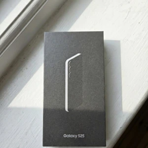 Samsung Galaxy S25 - Säljer en helt ny Samsung Galaxy S25, 128GB, Navy blue, köpt från Comviq. Telefonen är olåst och fungerar med alla operatörer.  Telefonen är helt oanvänd och ligger fortfarande i originalskyddet. Kvitto från Comviq finns och medföljer vid köp.  Specifikationer: • Färg: Navy Blue • Lagring: 128GB • Olåst • Oanvänd