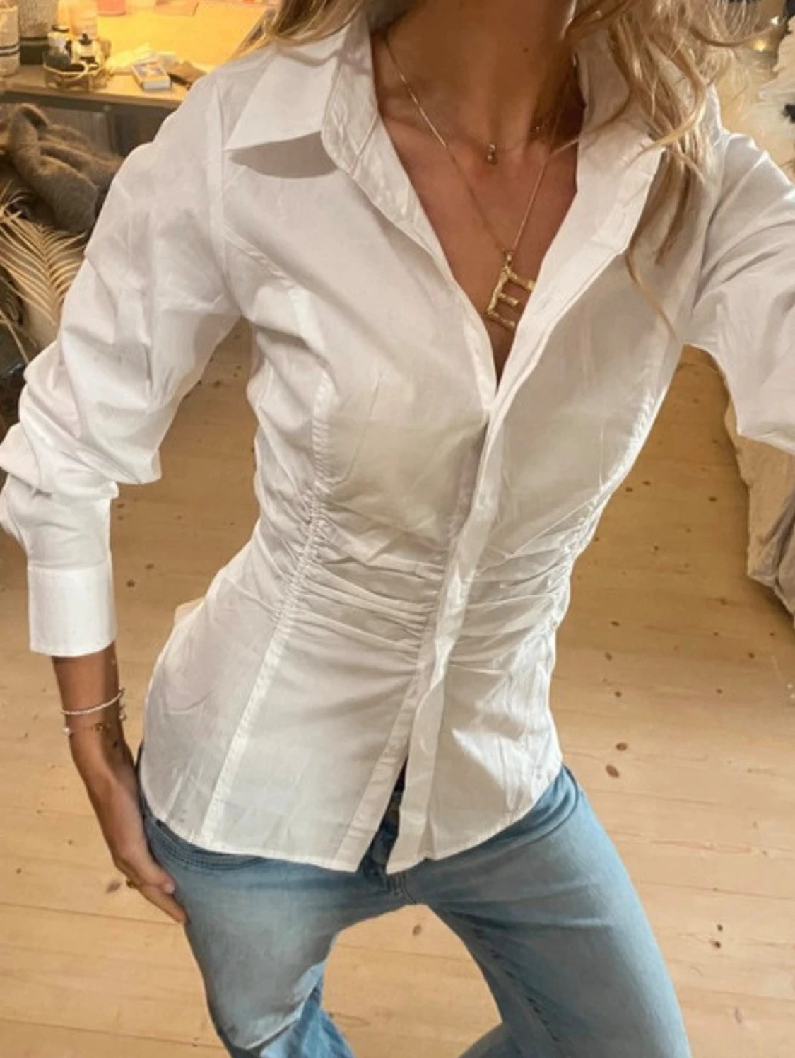 Vit figursydd skjorta med knappar