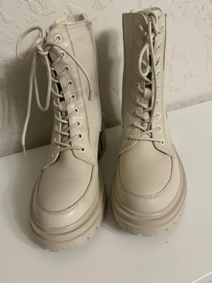 Vita boots chunky  - Helt nya 