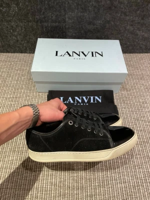 Lanvin skor  - December REA! Hej, säljer nu dessa svin snygga lanvin skor. Skorna är i grymt skick! Begränsat antal boxar och dustbag. Hör av dig vid frågor. 