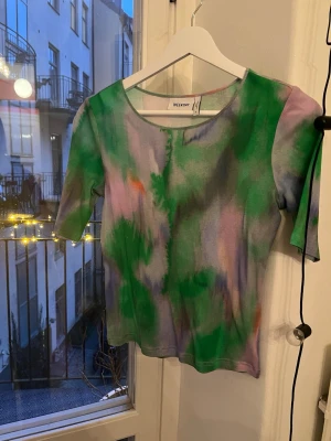 Weekday topp - Långärmad mesh topp från Weekday i storlek S med batik mönster💚🩷