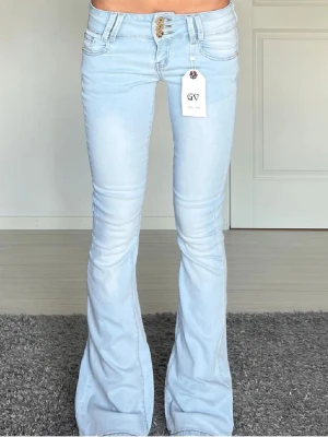 Jeans - Midjemått: 31cm rakt över, innerbenslängd: 82cm 🩷