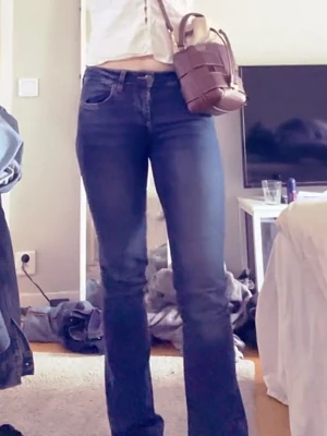 Blå jeans  - Mörklblå lågmidjade  jeans från Zara