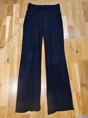 Marinblå mjukisbyxor  - Marinblå tunna raka mjukisbyxor från lager 157, storlek XS använda endast nån gång. Lågmidjade! Finns vinröda i min profil med