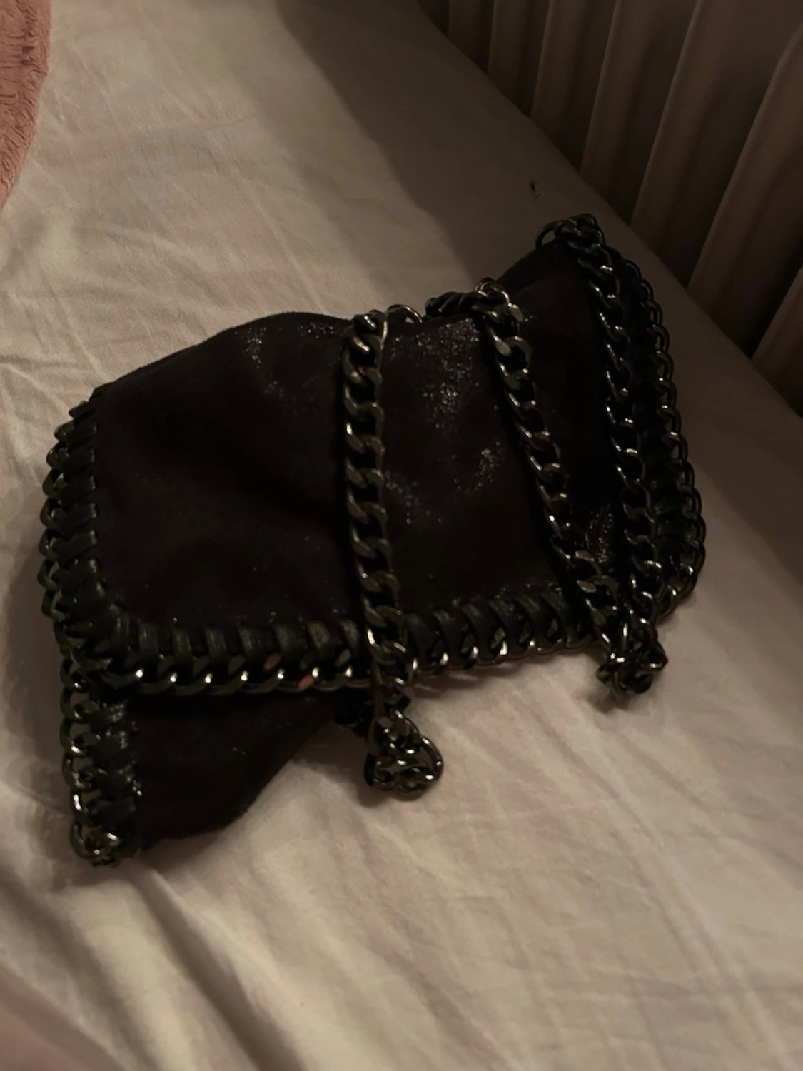 Svart axelväska med kedjedetaljer