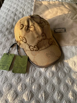 Beige GG Keps Jumbo - Beige GG Keps Modell: Jumbo Storlek: M Dustbag Medföljer Möts upp & Fraktar