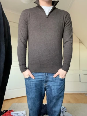 Brun tröja från These Glory Days - Brun tröja från These Glory Days. Original storlek är M men sitter som en S. Modellen är 172 cm. 